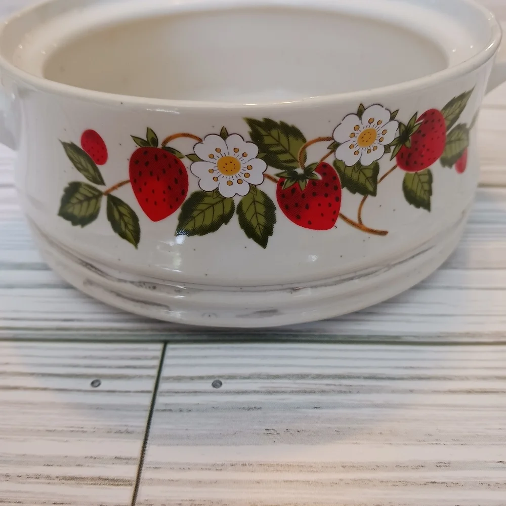 Vintage Shefield Strawberries n' Cream Stoneware Bake Dish with Lid Spring Home